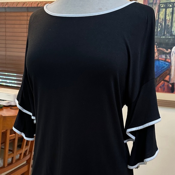 Cable & Gauge Black Top w/ White Trim and Ruffle Sleeves Size Medium - Picture 4 of 8